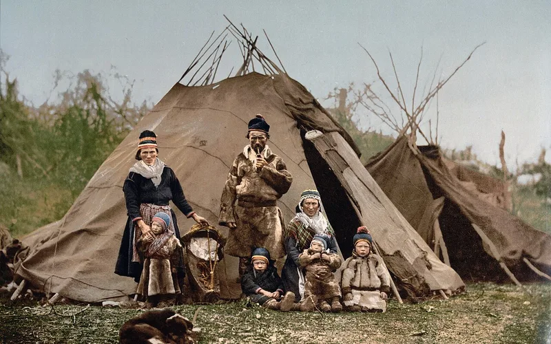 صورة عائلية قديمة بالأبيض والأسود من عام 1900 لترميم الصور
