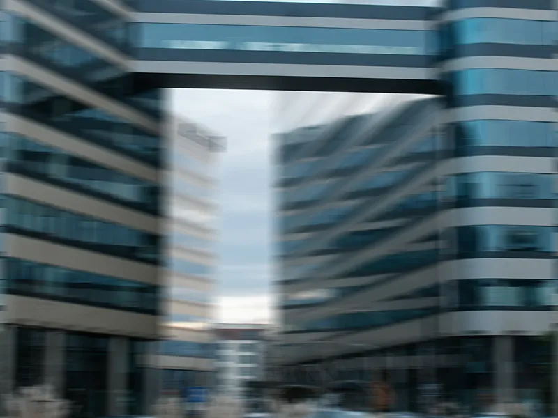 شارع مدينة ضبابي بمبانيه قبل إزالة الضبابية